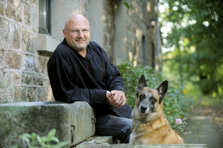 Marc Halévy (photo avec son chien)